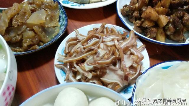 一大家7口人这样吃年夜饭，网友：一看这菜就知道是我老乡