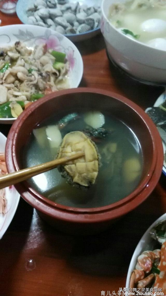 一大家7口人这样吃年夜饭，网友：一看这菜就知道是我老乡