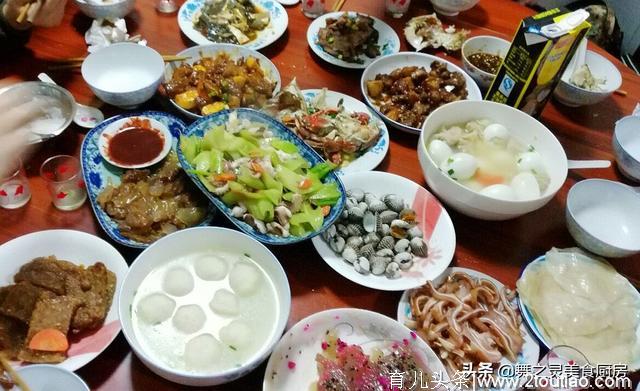 一大家7口人这样吃年夜饭，网友：一看这菜就知道是我老乡