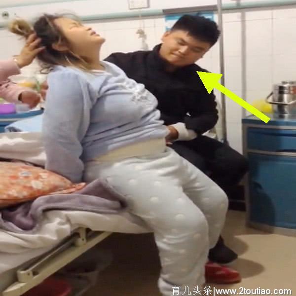 剖腹产后产妇第一次下床，目睹画面，网友眼圈红了：看着都痛