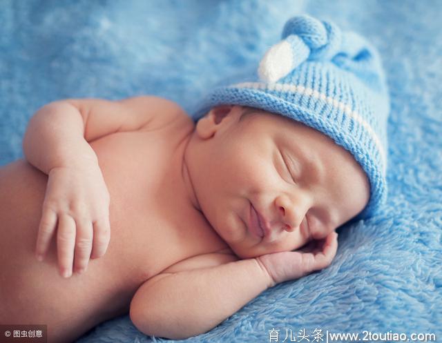 宝宝睡醒后有这种表现通常智商都比较高，看看你家的宝宝有吗？