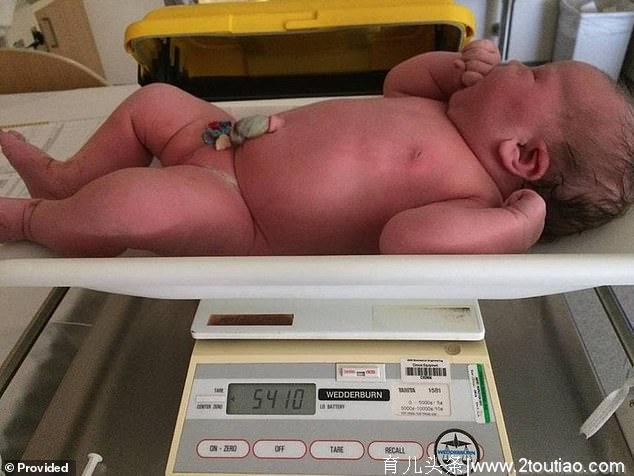澳洲女子自然分娩仨巨婴 平均体重超5公斤