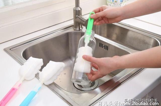 家长清洗奶瓶时，最好不要这样做，可能会伤害宝宝健康，要重视
