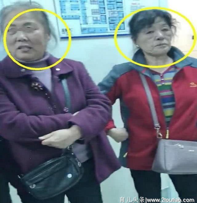 儿媳在产房分娩，亲妈和婆婆在外面的表情可以看出，亲妈是真爱