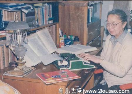 她出身名门是江南名媛，任大学外语系教授，开启幼儿英语教育先河