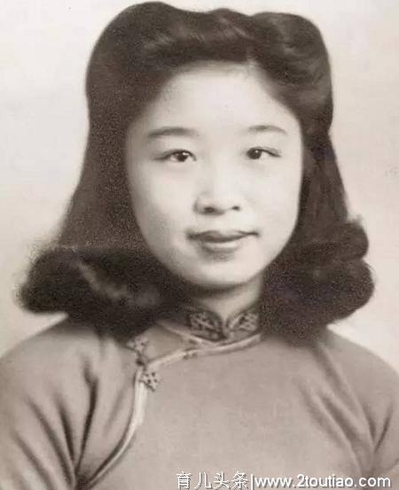 她出身名门是江南名媛，任大学外语系教授，开启幼儿英语教育先河