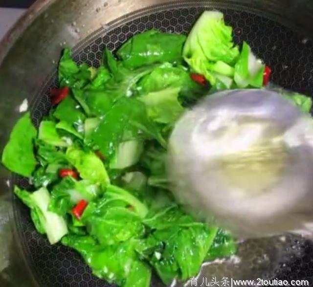 为什么饭店的炒青菜翠绿又好吃，原来大厨是这样做的