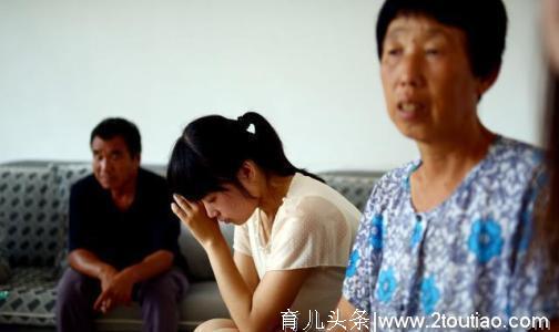 产妇顺产龙凤胎，婆婆却大骂“无能”，抱着孩子回娘家，推门蒙了