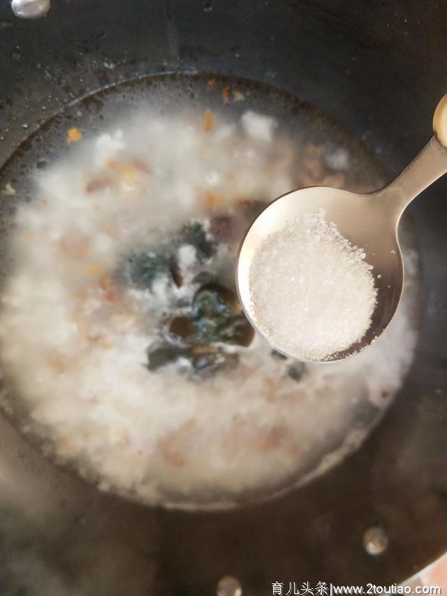皮蛋瘦肉粥的正确做法，米里加上这味料，让粥更香更好喝
