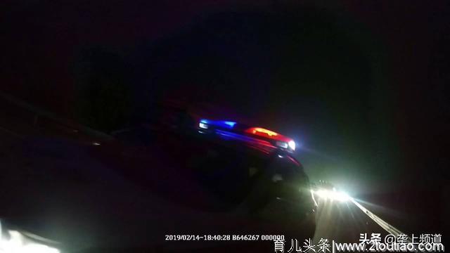 1岁幼儿高速上休克，警车秒变“救护车”！这位霸气民警火了！