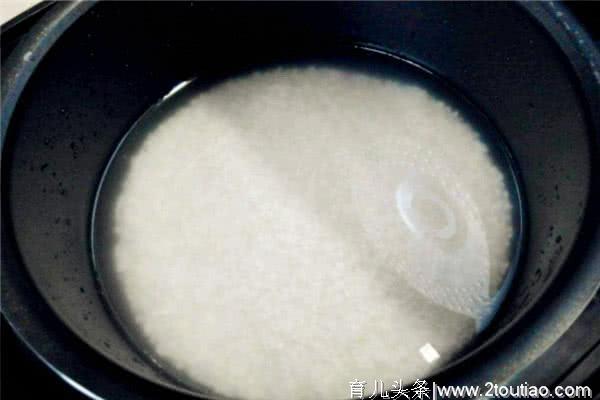 蒸米饭用凉水还是热水？大厨教你3个技巧，米饭粒粒分明