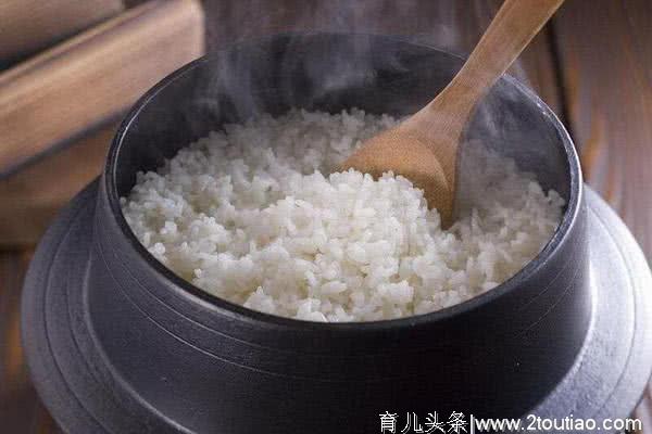 蒸米饭用凉水还是热水？大厨教你3个技巧，米饭粒粒分明