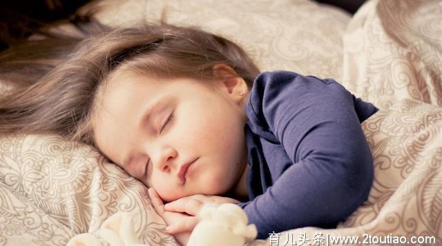 这4种枕头不要给孩子用，选错了影响健康发育