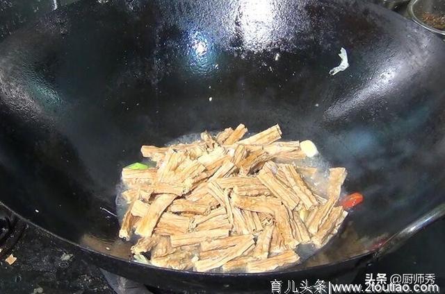 为什么饭店的烧腐竹那么好吃？厨师长揭秘制作技巧，学会秒变大厨