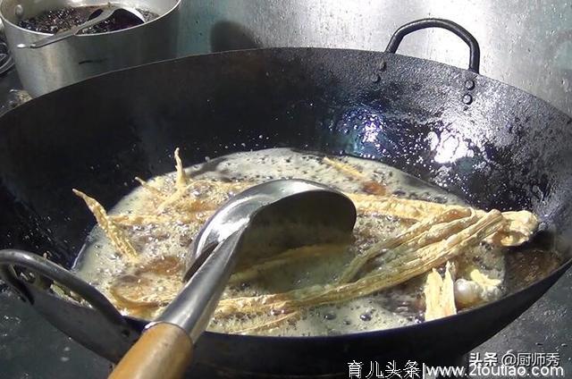 为什么饭店的烧腐竹那么好吃？厨师长揭秘制作技巧，学会秒变大厨