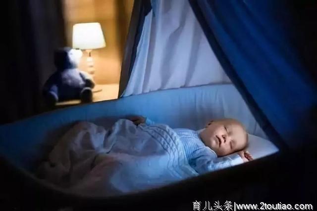 如果你的孩子经常这么睡，就要赶紧纠正，否则发育会落后一大截