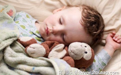 如果你的孩子经常这么睡，就要赶紧纠正，否则发育会落后一大截
