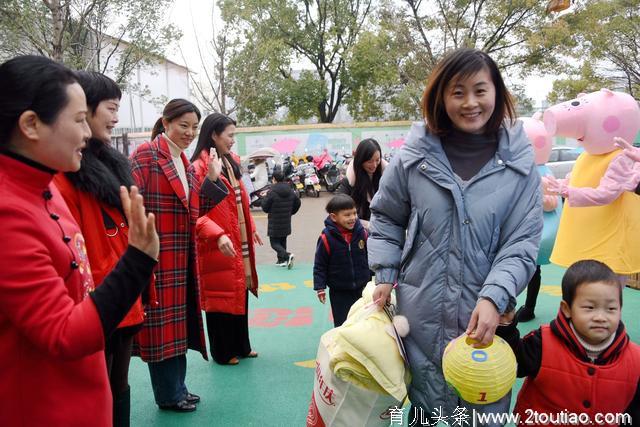 浙江仙居：挂灯笼闹元宵 亲子猜谜迎开学