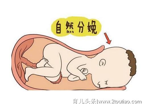 妈妈为顺产而痛苦，宝宝从10余厘米的“长”产道出来不容易