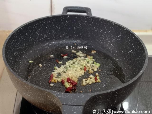 立春后，这瓜要常吃，2元1大块，简单炒一炒，汤汁都能拌米饭！