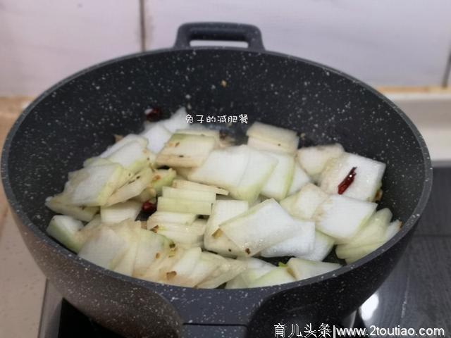 立春后，这瓜要常吃，2元1大块，简单炒一炒，汤汁都能拌米饭！