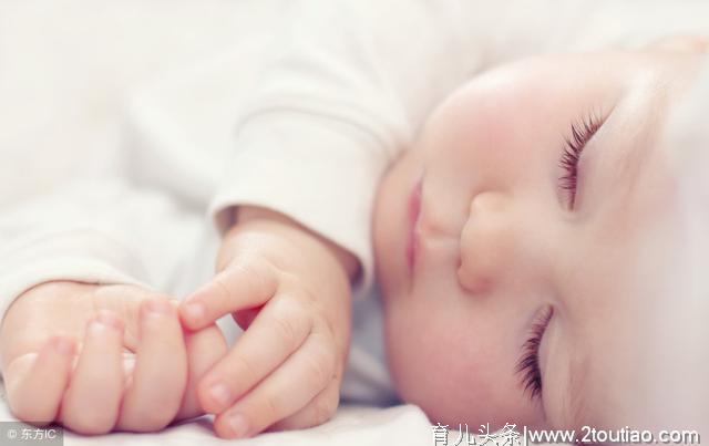 哄宝宝睡觉时，这两个动作要避免，否则会伤害宝宝脊柱健康