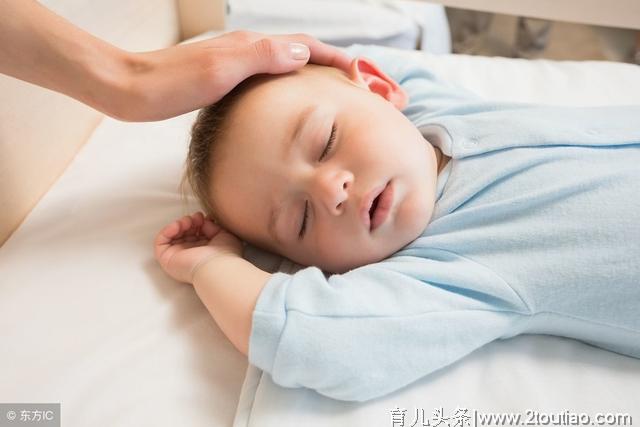 哄宝宝睡觉时，这两个动作要避免，否则会伤害宝宝脊柱健康