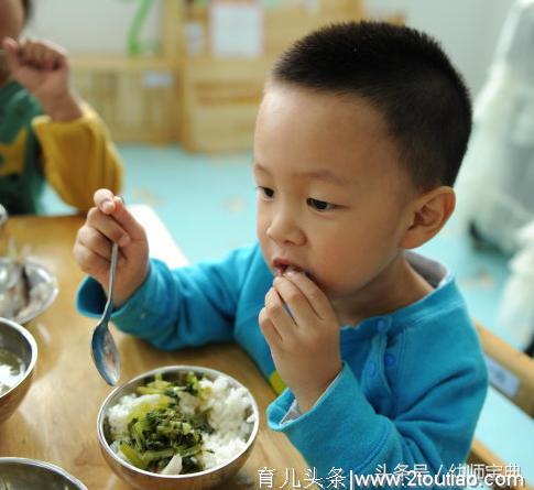 师幼互动｜如何培养小班幼儿吃饭的常规？