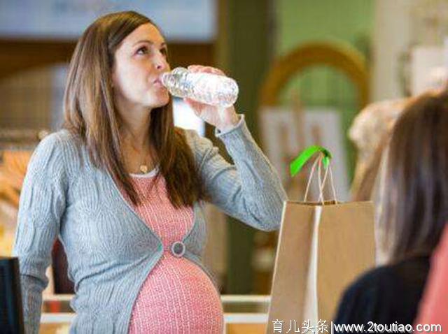 孕期每天喝多少水？孕妇怎么喝水能避免孕期水肿，羊水量正好？