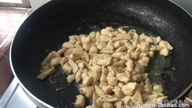 米饭剩了怎么做好吃，一块鸡肉一把蚕豆做出清爽香嫩的炒米饭