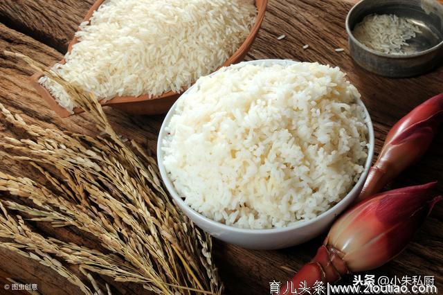 米饭剩了怎么做好吃，一块鸡肉一把蚕豆做出清爽香嫩的炒米饭