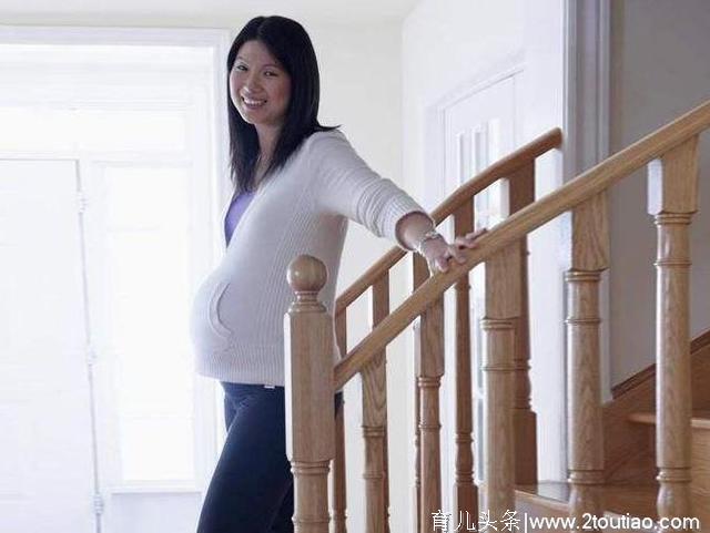 孕晚期，孕妇爬楼梯，有助于顺产吗？看完后你就知道了！