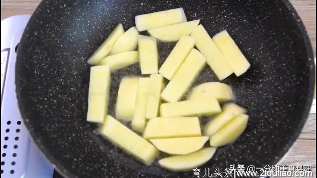 土豆烧排骨时，土豆别直接下锅炖，多加这一步，表皮焦脆入口软糯