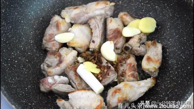 土豆烧排骨时，土豆别直接下锅炖，多加这一步，表皮焦脆入口软糯