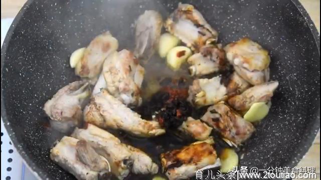 土豆烧排骨时，土豆别直接下锅炖，多加这一步，表皮焦脆入口软糯