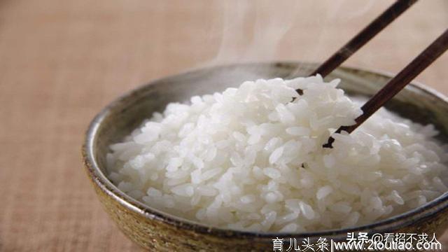 蒸米饭时不要只会加水，厨师教我一绝招，米饭又香又软，超好吃