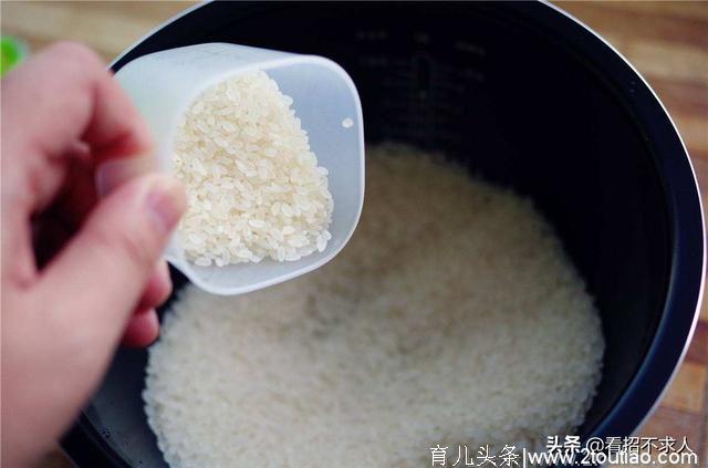 蒸米饭时不要只会加水，厨师教我一绝招，米饭又香又软，超好吃