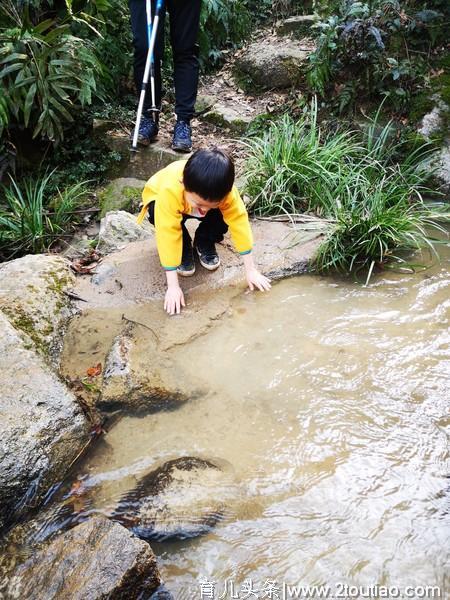 第一次亲子登山游，恭喜：四岁零五十天爬上人生的第一个小山坡