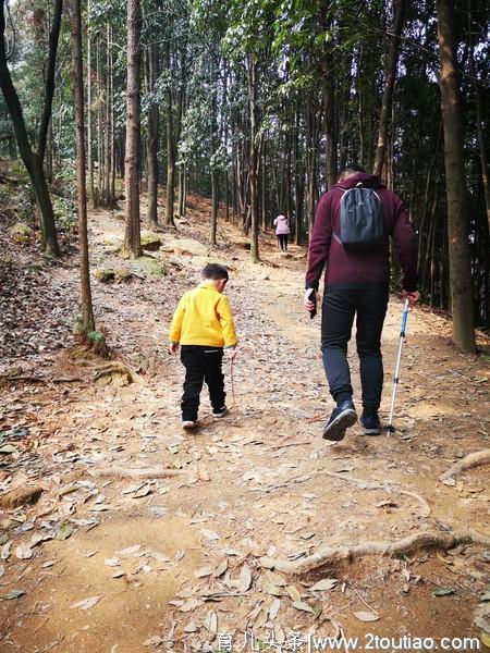 第一次亲子登山游，恭喜：四岁零五十天爬上人生的第一个小山坡