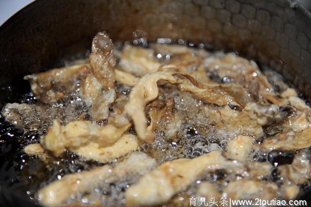 炸蘑菇，不要直接下锅，掌握这3个技巧，蘑菇酥脆不油腻，比肉香
