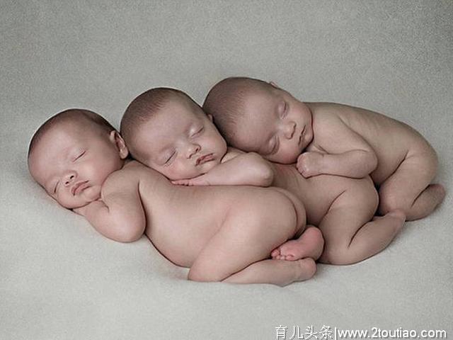 三胞胎宝宝长相差别大，奶奶偷偷做亲子鉴定，结果家庭群更热闹了
