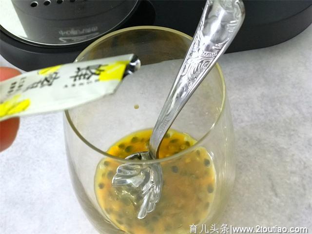 百香果蜂蜜水，用冷水泡还是用热水泡？许多人用错了，等于白喝