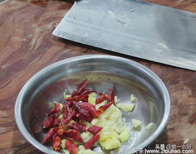 大厨分享“水煮肉片”的经典做法，图文清晰详细，特别适合在家做