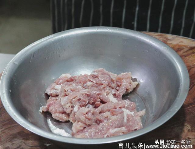 大厨分享“水煮肉片”的经典做法，图文清晰详细，特别适合在家做