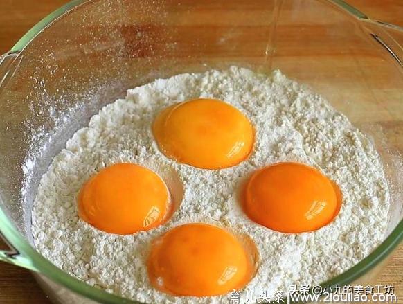 面包新做法：面粉中打4个鸡蛋，不和面不揉面，简单好做一看就会