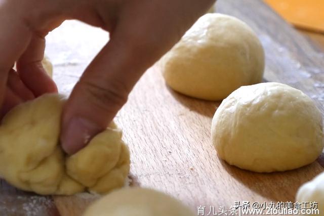 面包新做法：面粉中打4个鸡蛋，不和面不揉面，简单好做一看就会
