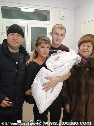 俄罗斯女子分娩时被新手医生强行撕下胎盘，大出血后在剧痛中惨死
