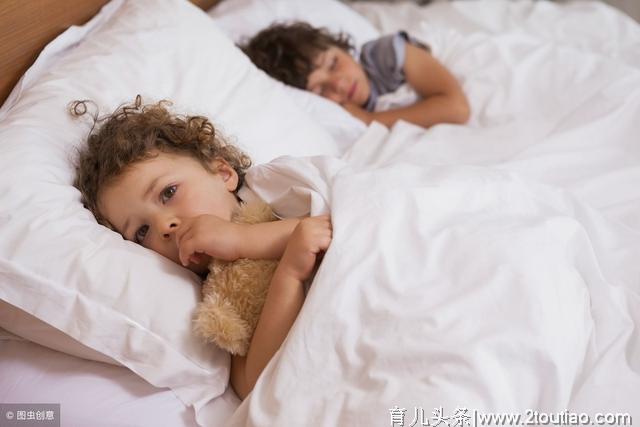 孩子睡觉爱踢被子，不一定是因为热，知道原因，妈妈紧紧抱抱宝宝
