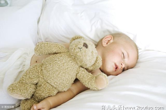 孩子睡觉爱踢被子，不一定是因为热，知道原因，妈妈紧紧抱抱宝宝