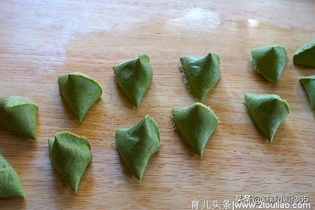 这野菜又是药草，清明前美味又鲜嫩，加糯米粉烙一烙，一盘不够吃